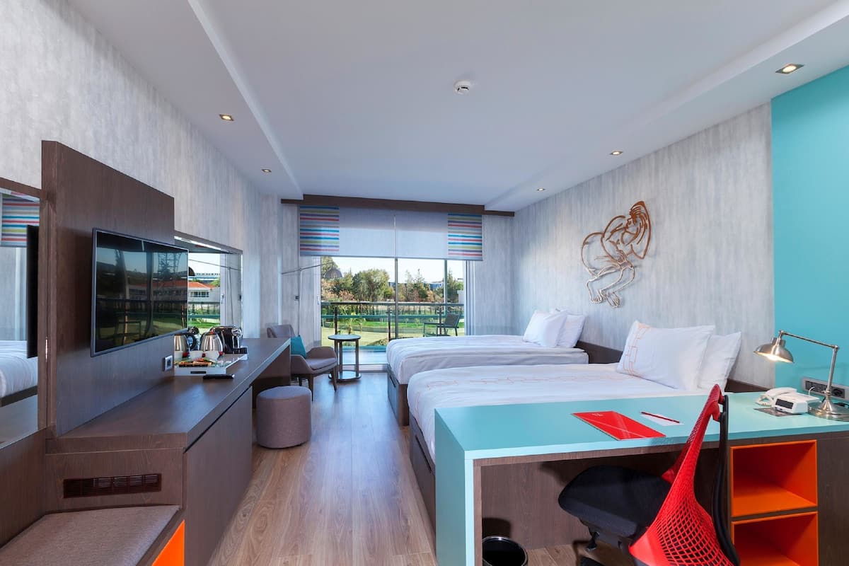 Quarto standard, 2 camas de solteiro, para não fumantes, sacada | Roupas de cama premium, frigobar, cofres nos quartos