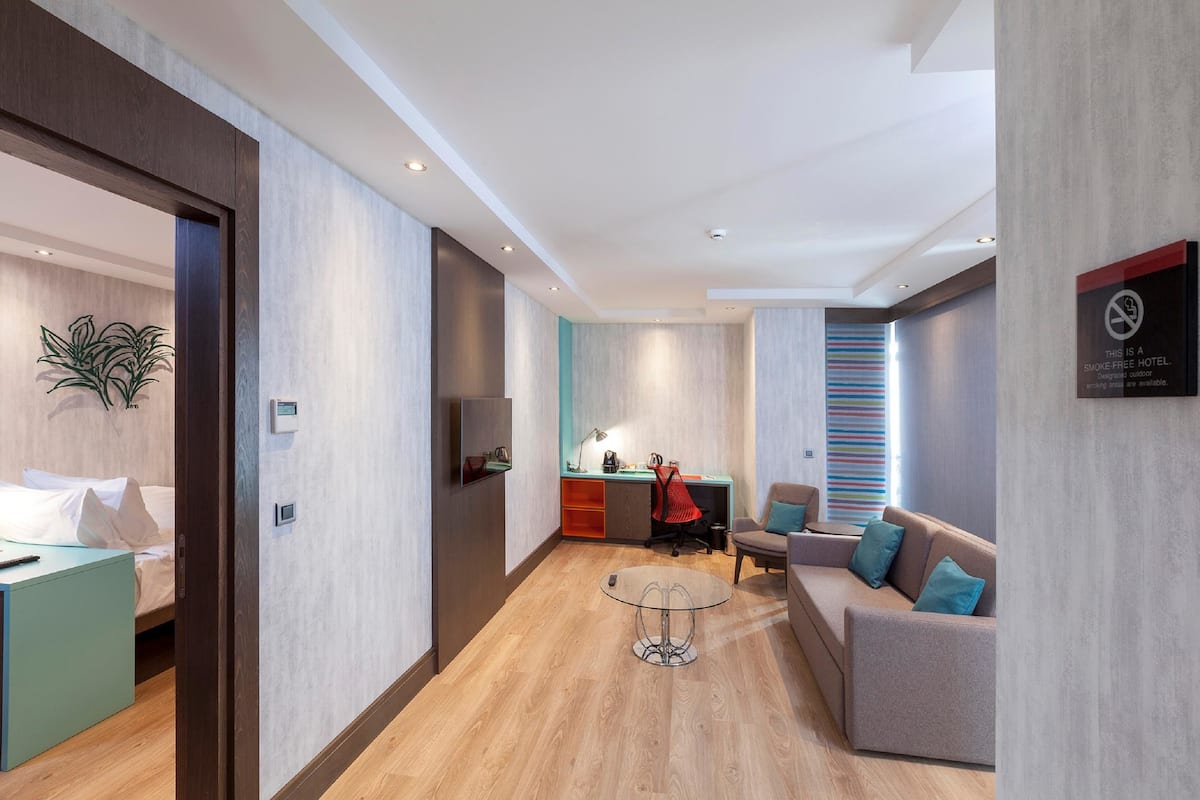 suite, 1 queen bed, non smoking, balcony | living area | flat-screen tv