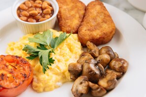Se ofrece un desayuno inglés todos los días (por un coste adicional)