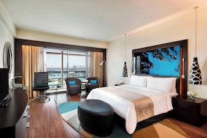 Minibar, värdeförvaringsskåp på rummet och skrivbord