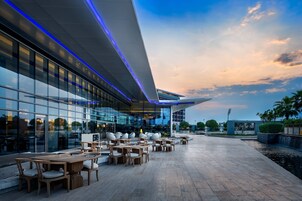 6 restaurantes; se sirve desayuno, almuerzo y cena; cocina internacional