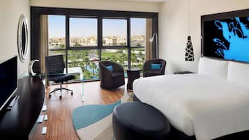 Rom – standard, 1 kingsize-seng | Minibar, safe på rommet, skrivebord og skrivebord for bærbar PC