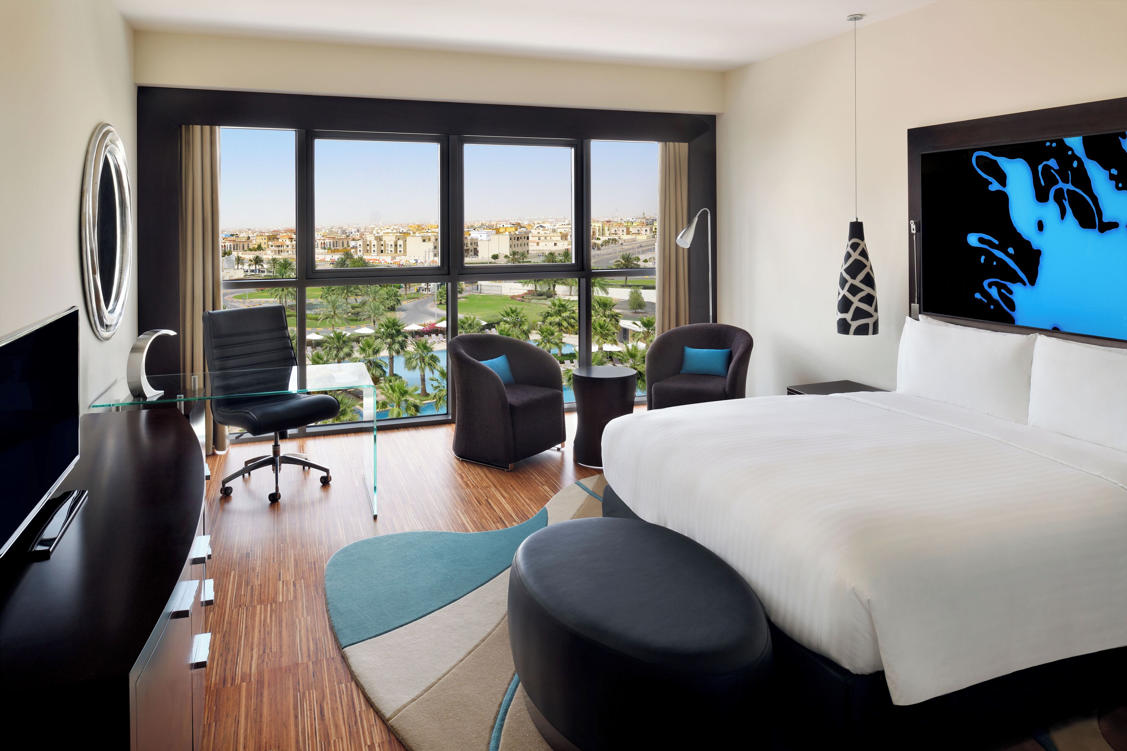 Club Room, 1 King Bed, Non Smoking | Minibar, in-room safe, desk, laptop workspace