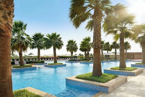 2 utomhuspooler, gratis cabanor och parasoller