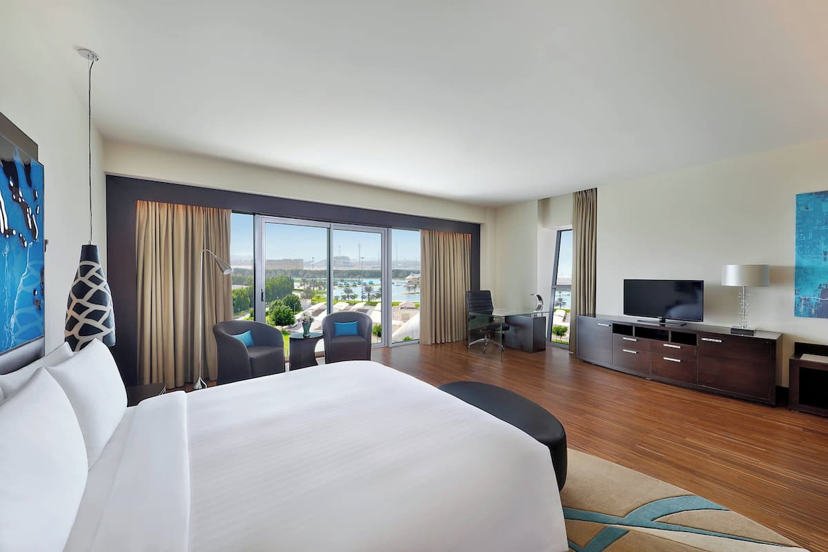 Premium Room, 1 King Bed, Non Smoking, Balcony | Minibar, in-room safe, desk, laptop workspace