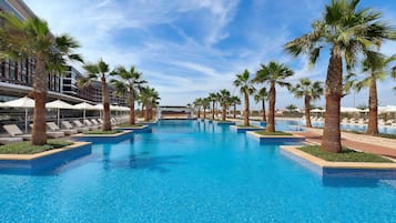 2 piscines extérieures, cabanons gratuits, parasols de plage