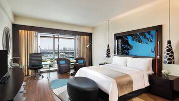 俱乐部客房, 1 张特大床, 阳台 | 迷你吧、客房内保险箱、办公桌、笔记本电脑工作区