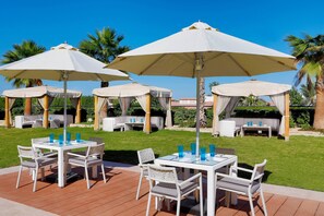 2 outdoor pools, free cabanas, pool umbrellas - Marriott Hotel Al Forsan, Abu Dhabi (Abu Dhabi)