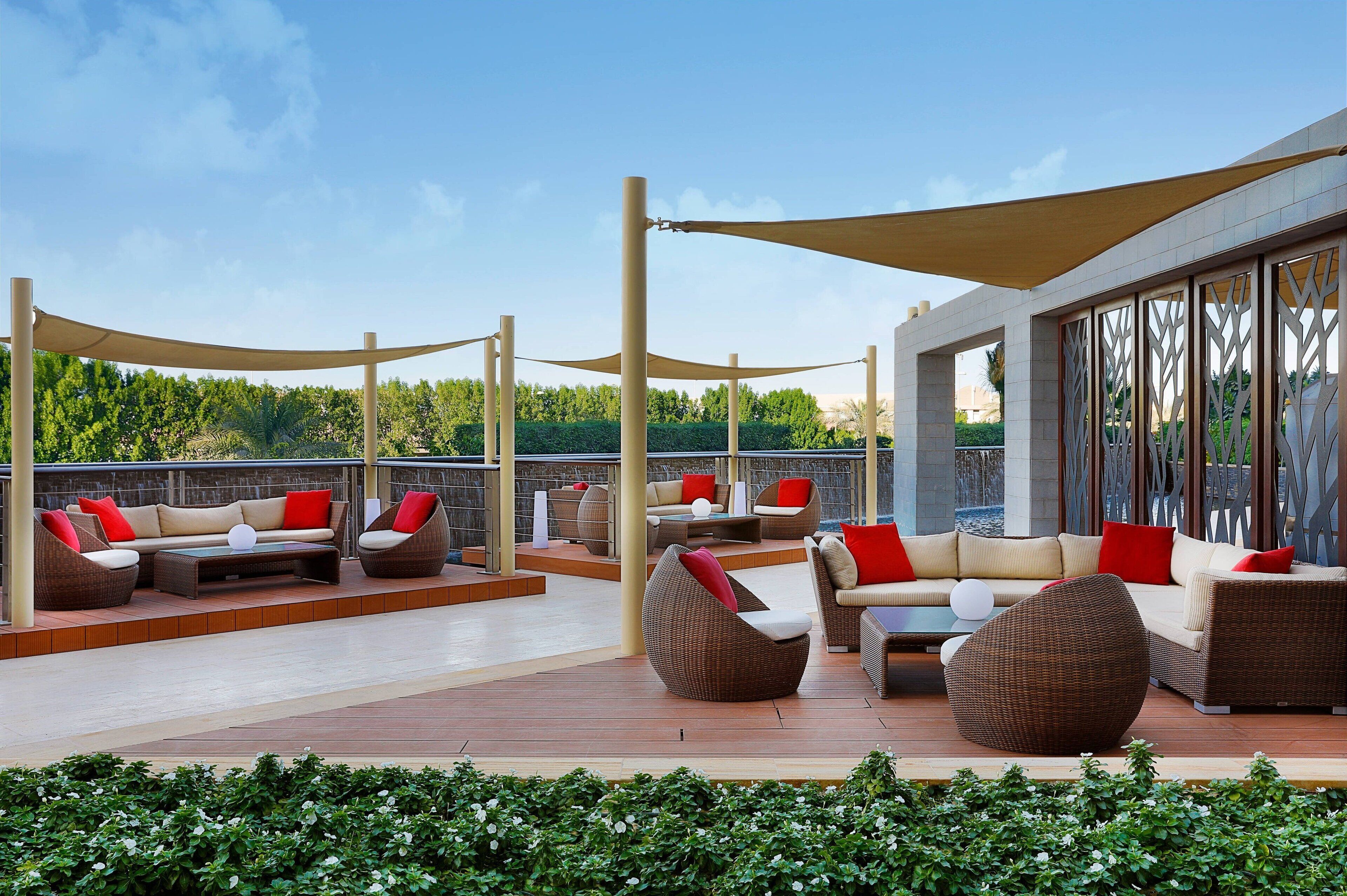 Bar olahraga dengan suguhan pemandangan taman, buka setiap hari