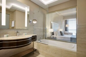 Deep-soaking bathtub, hair dryer, slippers, towels - Ramada by Wyndham Iskenderun (Iskenderun)