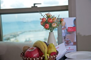 Standard Room, 1 King Bed | Food and drink