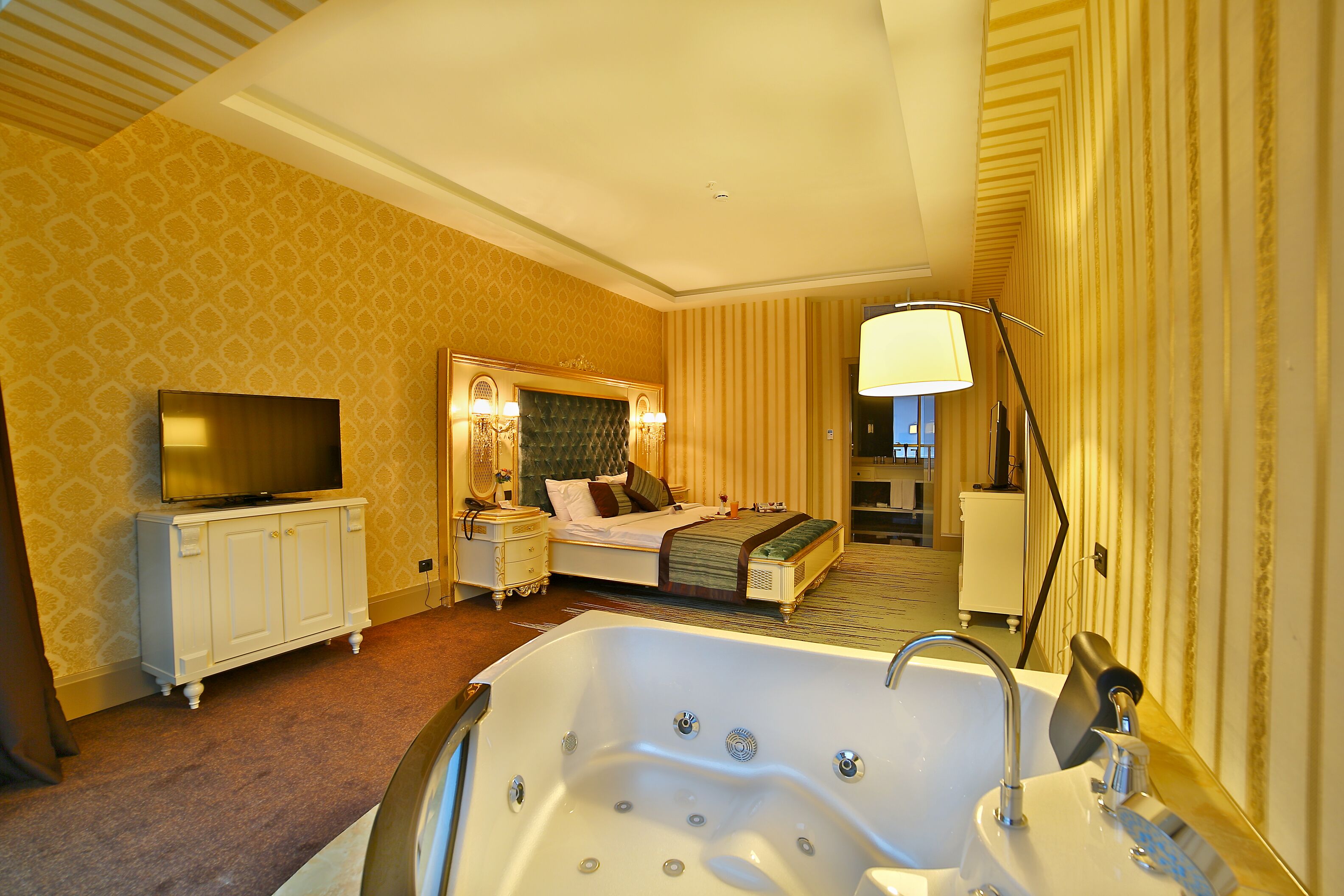 suite, 1 king bed, non smoking | jetted bathtub