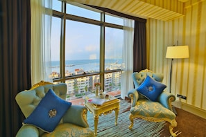 Suite, 1 cama de matrimonio grande, vistas al mar | Zona de estar | Una televisión LCD