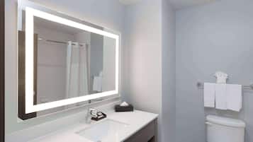 Baignoire, baignoire relaxante profonde, articles de toilette gratuits