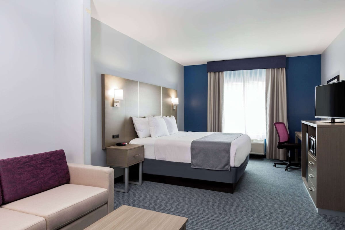 Suite, 1 Katil Raja (King), Accessible, Non Smoking (Tub with Grab Bars) | Peralatan tempat tidur premium, tilam berlapik, meja 