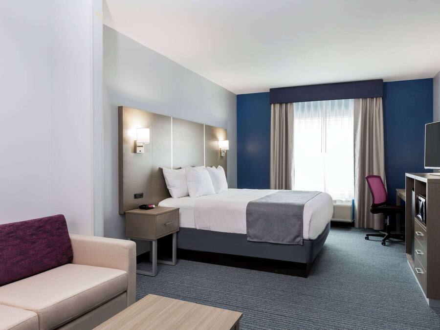 Suite, 1 Tempat Tidur King, akses difabel, Bebas Asap Rokok (Tub with Grab Bars) | Seprai premium, bantalan ekstra lembut, dan meja kerja