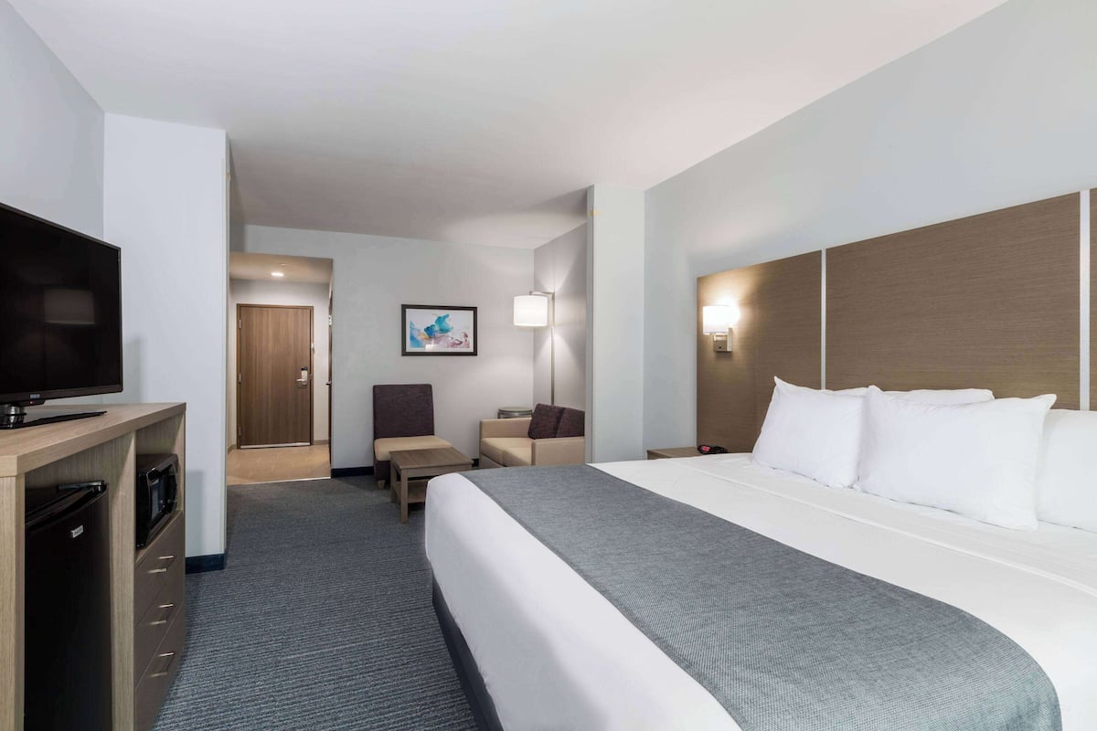 Studio Suite, 1 Tempat Tidur King, Bebas Asap Rokok | Seprai premium, bantalan ekstra lembut, dan meja kerja