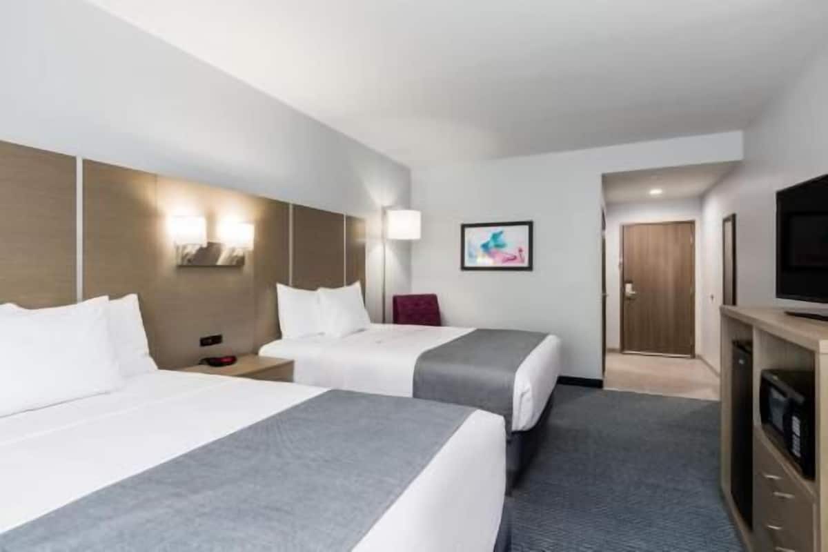 Literie de qualité, lit avec matelas à plateau-coussin, bureau