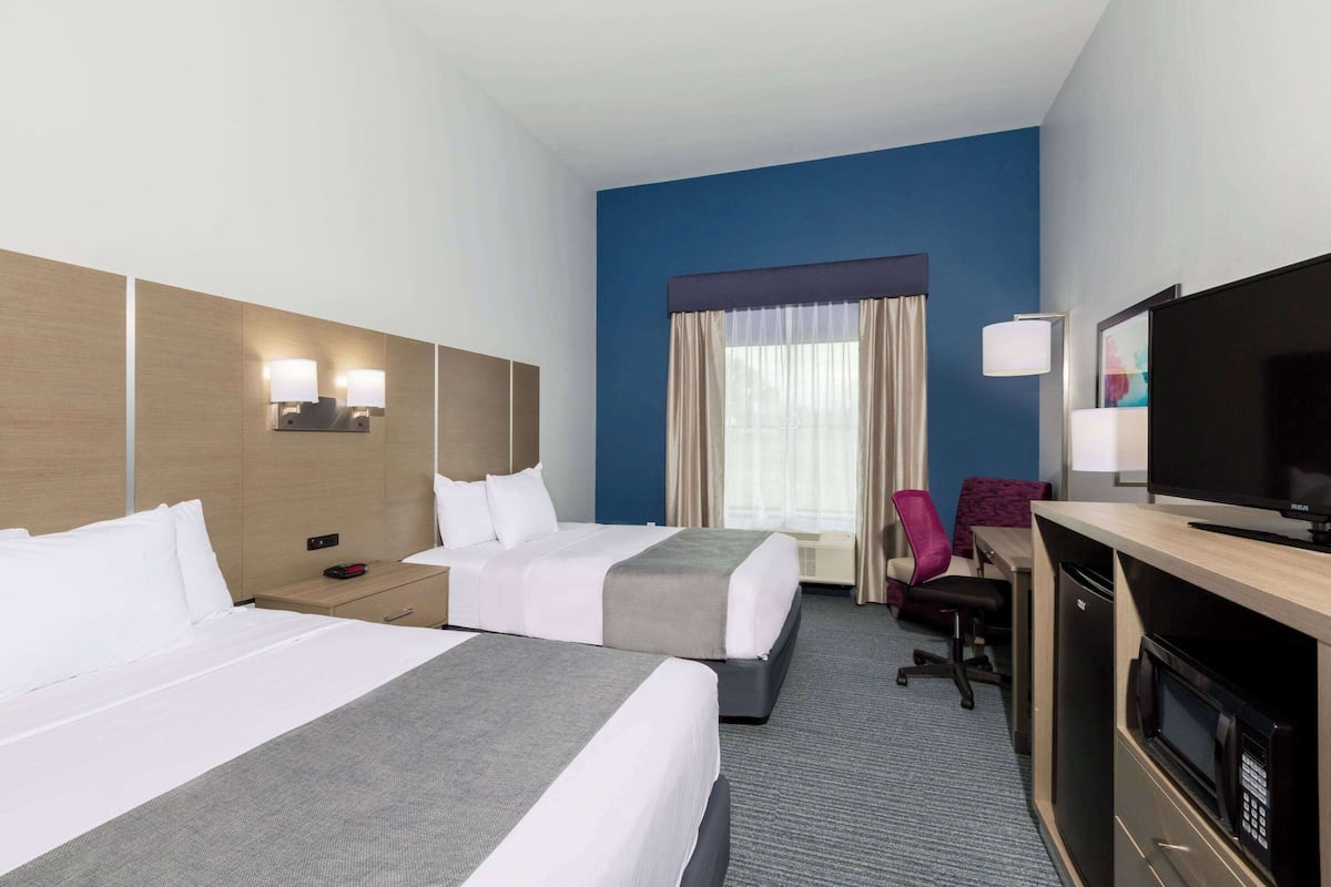Room, 2 Katil Ratu (Queen), Accessible, Non Smoking (Roll-In Shower) | Peralatan tempat tidur premium, tilam berlapik, meja 