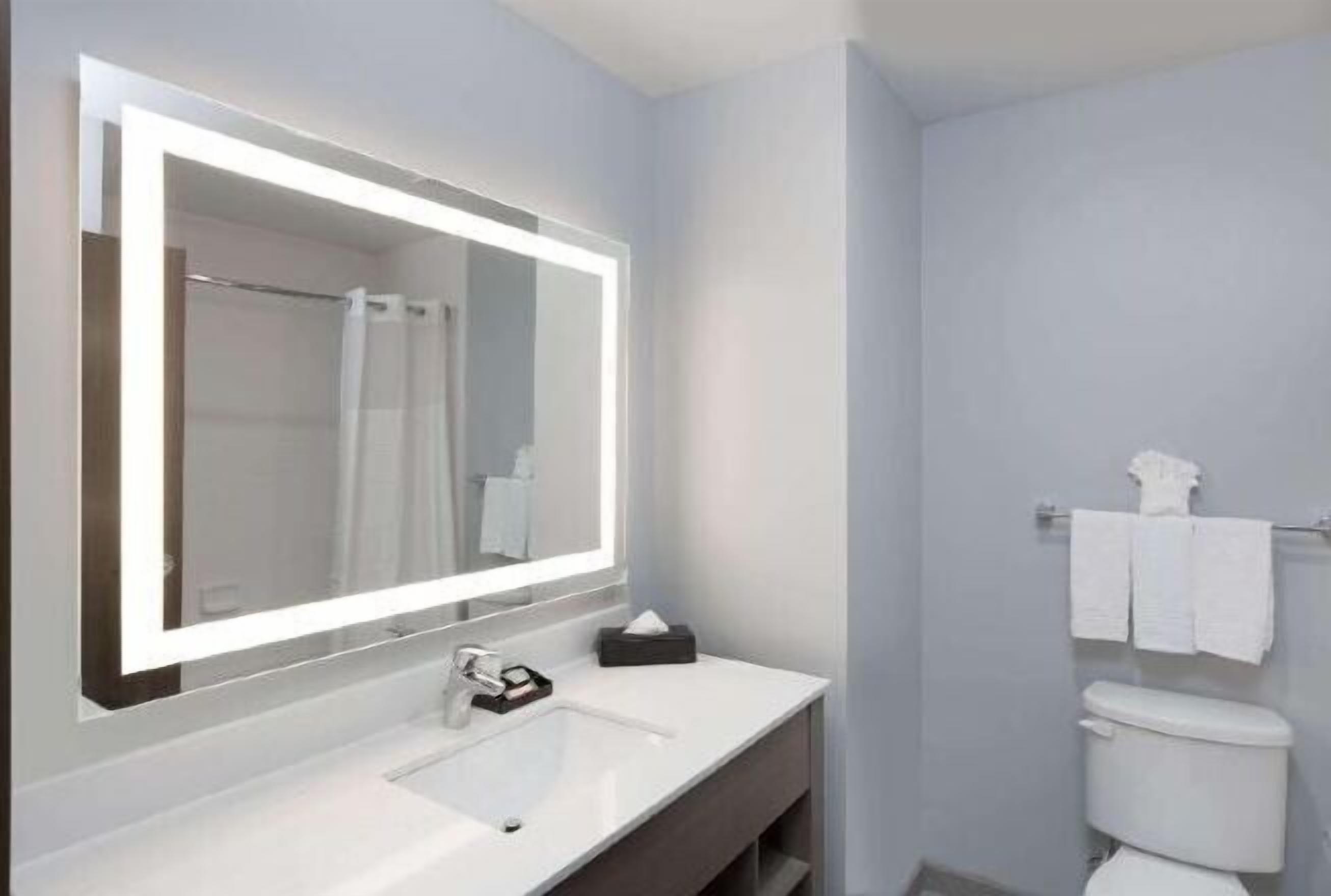 Badezimmer | Badewanne, Komfortbadewanne, kostenlose Toilettenartikel, Haartrockner