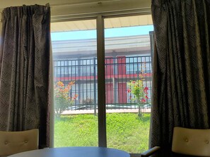 View from room - Knights Stay Inn Frankfort (Frankfort)