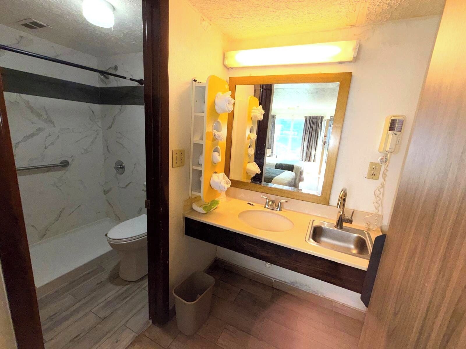 Combined shower/bathtub, free toiletries, hair dryer, towels