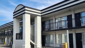 Un motel doté d’une entr ée principale, de plusieurs balcons et d’une structure à deux étages.