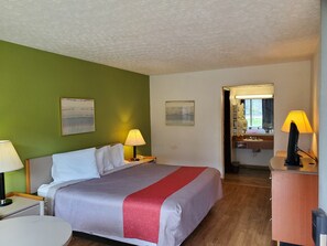 Skrivebord, strykejern/-brett og wi-fi (inkludert)