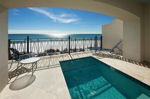 Casa, 5 habitaciones, vista al océano, frente al mar | Alberca techada