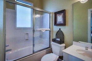 A bathroom with a glass-enclosed shower, a toilet, and a sink. - Vista Bella del Mar 5 Bedroom Holiday Home by Five Star Properties (Santa Rosa Beach)