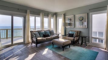 House, 5 Bedrooms, Ocean View, Beachfront | Living area