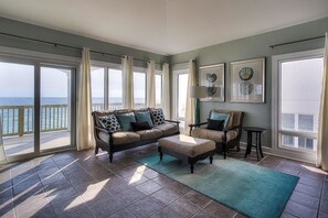 House, 5 Bedrooms, Ocean View, Beachfront | Living area