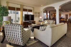 Casa, 5 habitaciones, vista al océano, frente al mar | Área de sala de estar