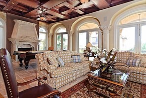 Hus, 4 soverom, havutsikt, sjøvendt | Oppholdsområde | TV og peis