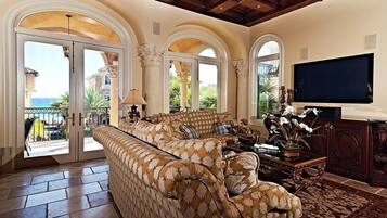 Casa, 4 habitaciones, vista al océano, frente al mar | Área de sala de estar | Televisión y chimenea