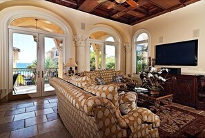 Ferienhaus, 4 Schlafzimmer, Meerblick, Meerseite | Wohnbereich | Fernseher, Kamin