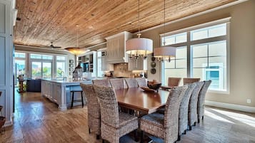 House, 6 Bedrooms, Ocean View, Sea Facing | In-room dining