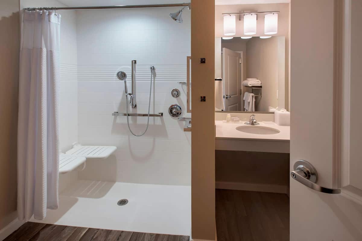 Suite, 1 Schlafzimmer (Mobility Accessible, Roll-In Shower) | Badezimmer | Duschwanne, kostenlose Toilettenartikel, Haartrockner, Handtücher