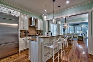 Maison, 4 chambres, vue mer | Cuisine privée | Réfrigérateur, micro-ondes, cafetière/bouilloire