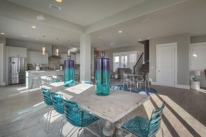 House, 6 Bedrooms, Ocean View, Beachfront | In-room dining