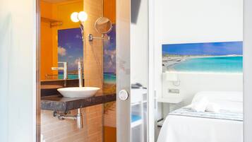 Twin Room | Bathroom | Shower, free toiletries, hair dryer, towels