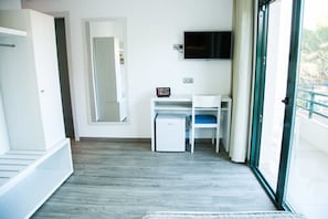 Yhden hengen huone | Minibaari, työpöytä, vuodevaatteet