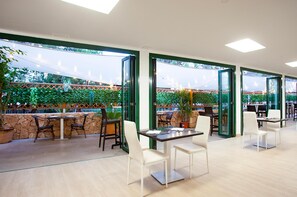 Petit déjeuner, déjeuner et dîner servis sur place