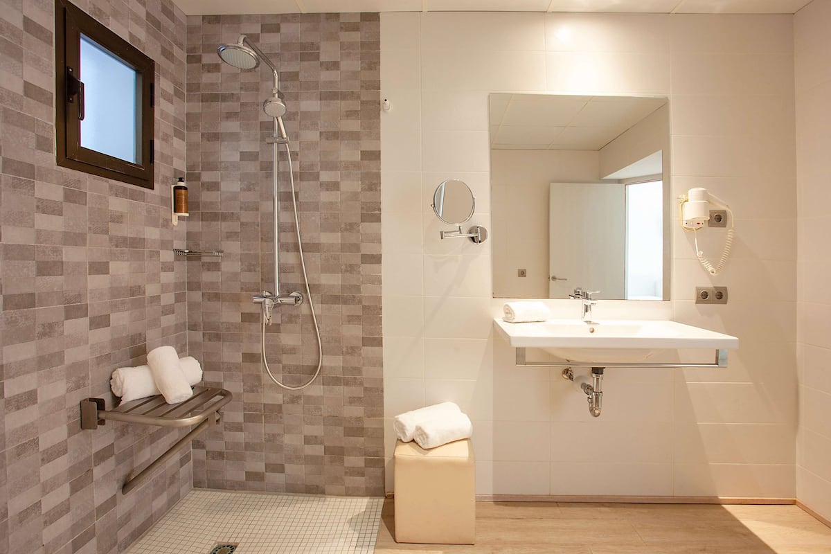 quadruple room | bathroom | shower, free toiletries, hair dryer, towels