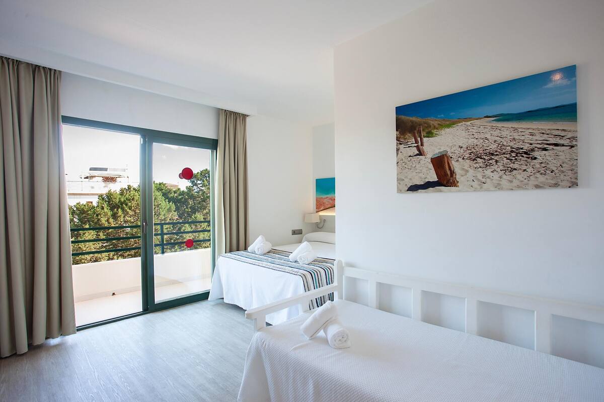 Triple Room | Minibar, in-room safe, desk, bed sheets