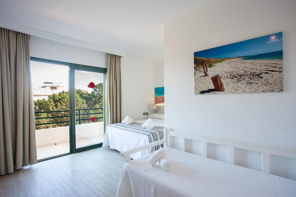 Triple Room | Minibar, desk, bed sheets