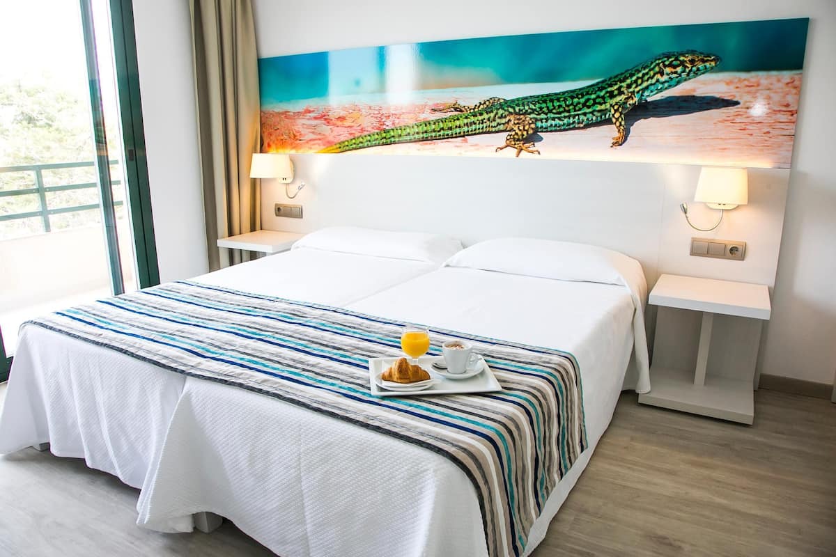 Twin Room | Minibar, in-room safe, desk, bed sheets