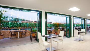 Breakfast, lunch and dinner served