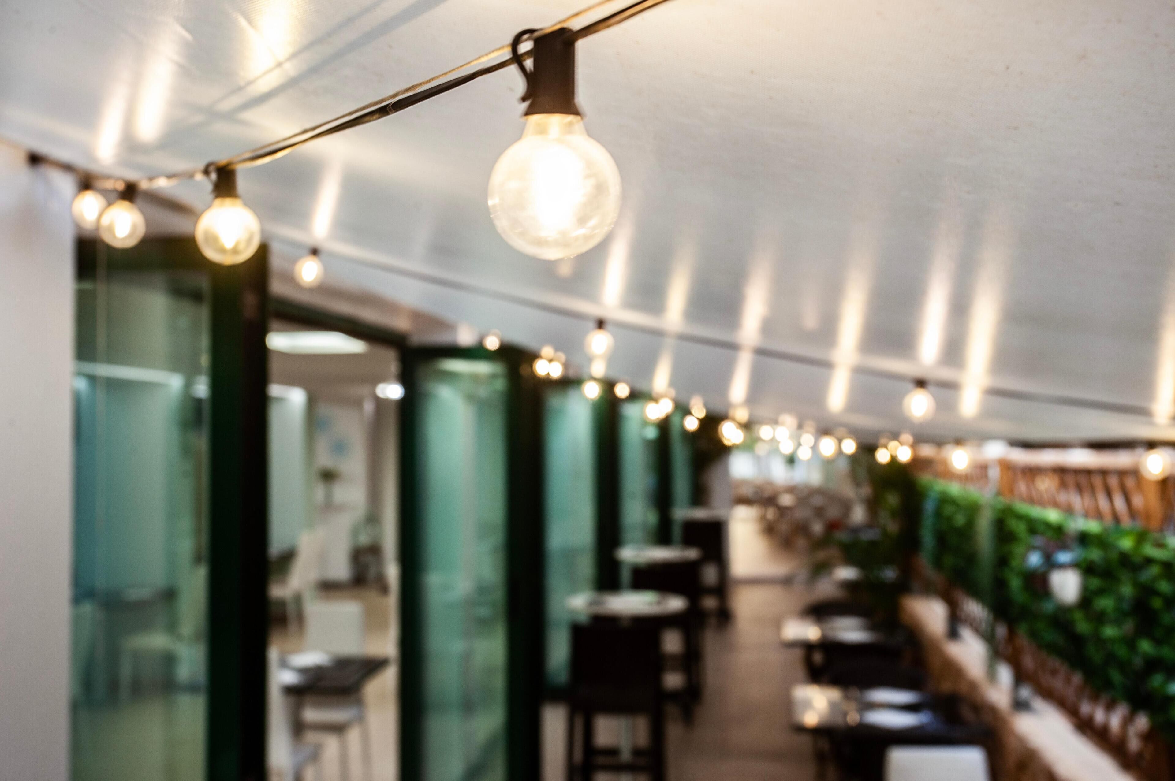 供应早餐、午餐和晚餐