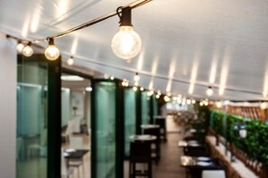 供应早餐、午餐和晚餐